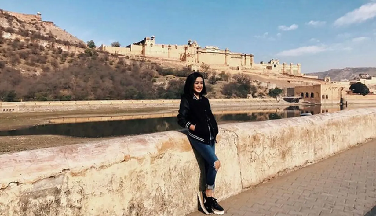 "jangan lupa nanti malam nonton aku di HUT ANTV langsung dari Jaipur India," tulis cita_citata dalam foto di Instagram yang membelakangi bukit. (Instagram/cita_citata)