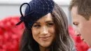 Duchess of Sussex Meghan Markle saat menghadiri Field of Remembrance di Westminster Abbey di London, Inggris (7/11/2019). Meghan Markle tampil cantik mengenakan mantel Boucle Alpaca biru tua dari koleksi Sentaler dan topi beludru kerudung jala koleksi Philip Treacy. (AFP Photo/Tolga Akmen)