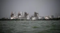 Sebuah pabrik pengolahan minyak milik perusahaan negara Petroleos de Venezuela (PDVSA) difoto di Maracaibo, Negara Bagian Zulia, Venezuela, pada 11 Juli 2024. (Federico PARRA/AFP)