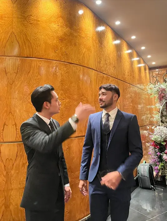 Aktor 25 tahun itu juga mengabadikan pertemuannya dengan Refal Hady. Ketampanan keduanya saat berada dalam satu frame ini pun membuat netizen terkagum-kagum. Keduanya sama-sama tampil gagah dalam setelan jas. Randi dengan jas hitamnya, sementara Refal dalam balutan jas navy. (Liputan6.com/IG/@randymartinnn)