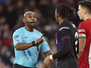 Wasit Sam Allison (kiri) saat memimpin laga lanjutan Liga Inggris 2023/2024 antara Sheffield United melawan Luton Town di Bramall Lane, Sheffield, Inggris, Rabu (27/12/2023) dini hari WIB. Ia menjadi wasit kulit hitam pertama yang memimpin pertandingan Premier League sejak Uriah Rennie pada tahun 2008. (AP Photo/PA/Danny Lawson)