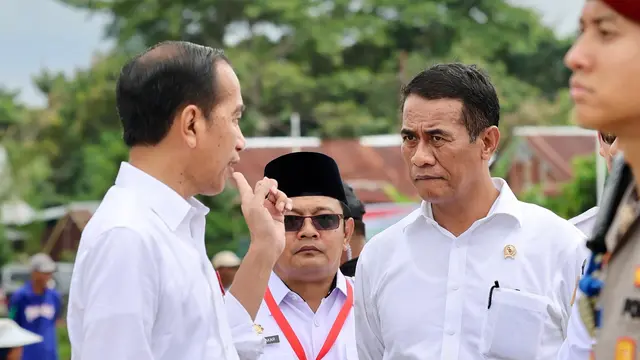 Presiden Joko Widodo (Jokowi) didampingi Menteri Pertanian (Mentan) Andi Amran Sulaiman di Desa Layoa, Kab. Bantaeng, Sulawesi Selatan, Jumat (5/7) (Istimewa)