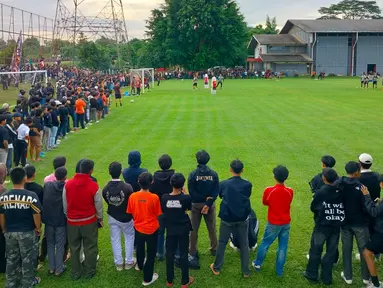 Latihan Persija Jakarta yang digelar di Sawangan, Depok, pada Jumat (14/2/2025) sore WIB diserbu suporternya, The Jakmania. Latihan ini merupakan persiapan jelang melawan Persib Bandung di BRI Liga 1 2024/2025. (Bola.com/M Iqbal Ichsan)