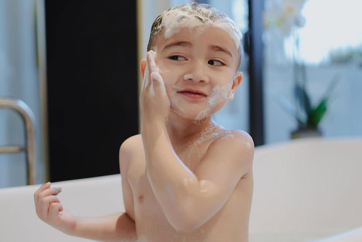 Potret Rayyanza Mandi di Bathtub Saat Liburan, Netizen Heboh: Masih Kecil Tapi Gantengnya Kelewatan