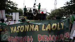 Massa PPP kubu Djan Faridz membawa berbagai spanduk ketika melakukan demonstrasi di depan kantor Kemenkumham, Jakarta, Senin (25/4). Dalam aksinya mereka menuntut Menteri Yasonna untuk direshuffle terkait kisrus PPP. (Liputan6.com/Faizal Fanani)