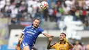 Pemain Persib Bandung, Marc Klok (kiri) berebut bola dengan pemain Persija Jakarta, Maxwell dalam laga lanjutan BRI Super League 2025/2026 melawan Persija Jakarta di Stadion Gelora Bandung Lautan Api, Bandung, Minggu (11/01/2026). (Bola.com/Abdul Aziz)