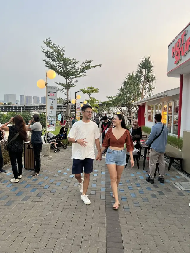 Pria Ini Minta Foto Bareng Pacar Diedit Agar Romantis, 10 Hasilnya Nyeleneh Banget