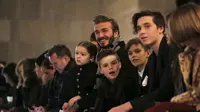 Mantan pesepakbola, David Beckham (lima dari kanan) hadir pada pagelaran busana koleksi musim dingin Victoria Beckham, di New York Fashion Week, beberapa waktu lalu. Becks merayu Lionel Messi dan Zlatan Ibrahimovic untuk bergabung dengan Miamu Beckham Uni