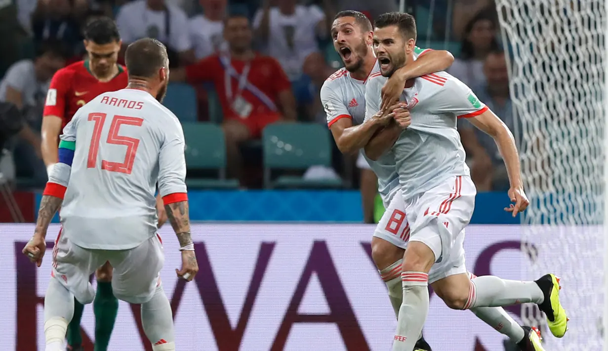 Bek Spanyol, Nacho (kanan) berselebrasi usai mencetak gol ke gawang Portugal pada pertandingan grup B Piala Dunia 2018 di Stadion Fisht di Sochi, Rusia (15/6). Portugal dan Spanyol bermain imbang 3-3. (AP Photo/Manu Fernandez)