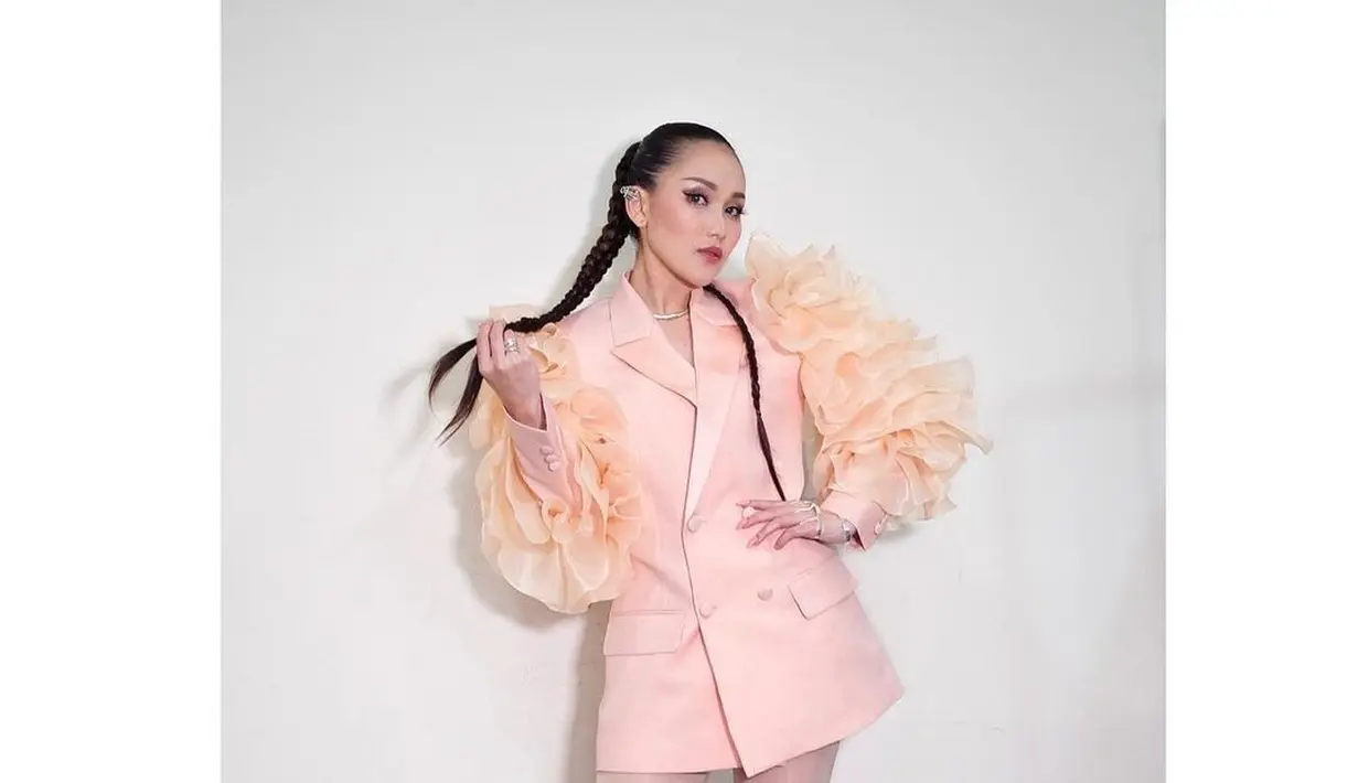Terlihat lebih feminin, kali ini Ayu Ting Ting mengenakan blazer berwarna nude yang lembut. Foto: Instagram.