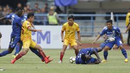 Gelandang Persib, Michael Essien, terjatuh saat pertandingan melawan Sriwijaya FC pada laga Piala Presiden di Stadion GBLA, Bandung, Selasa (16/1/2018). Persib menang 1-0 atas Sriwijaya FC. (Bola.com/M Iqbal Ichsan)