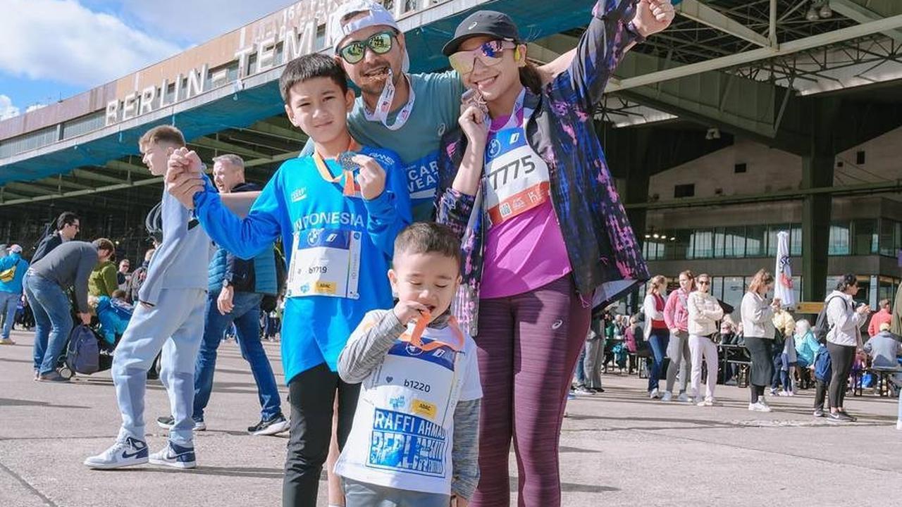 Rafathar dan Rayyanza ikut dalam marathon untuk kategori anak-anak usia nol hingga sepuluh tahun dengan jarak lari mulai dari 200 hingga 1000 meter.