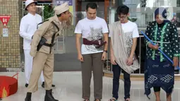 Aksi teatrikal itu bertujuan untuk menyosialisasikan nilai-nilai kepahlawanan kepada para pengguna Commuter Line khususnya di Stasiun Jakarta Kota. (Liputan6.com/Herman Zakharia)