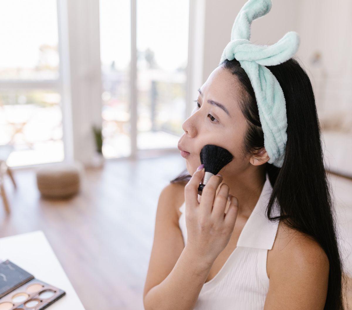 Coba Trik Vertical Contouring, Cocok untuk Tipe Wajah Bulat