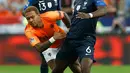 Gelandang Prancis, Paul Pogba berusaha mengumpan bola dari kawalan pemain Belanda Memphis Depay selama pertandingan UEFA Nations League di Stadion Stade de France, Saint-Denis, Prancis, (9/10). Prancis menang 2-1 atas Belanda. (AP Photo/Thibault Camus)