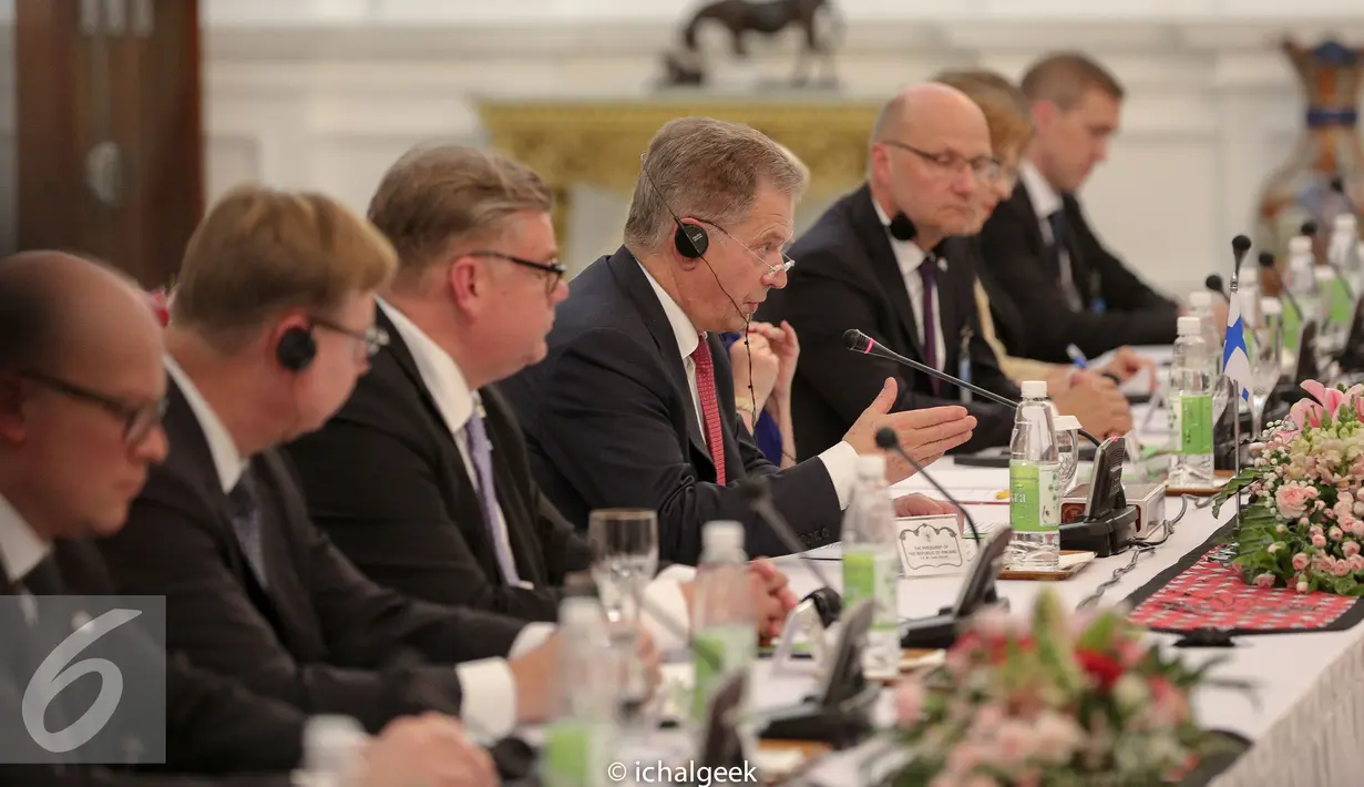 Presiden Finlandia Sauli Niinisto berbincang dengan Presiden Joko Widodo di Istana Merdeka, Jakarta, Selasa (3/11/2015). Pertemuan tersebut akan membahas tata kelola lahan gambut untuk mengantisipasi bencana kebakaran hutan. (Liputan6.com/Faizal Fanani)
