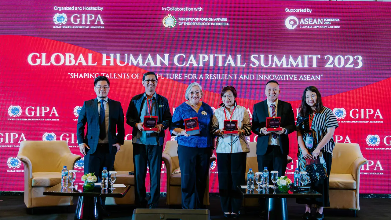Michellina L. Triwardhany, Presiden Direktur Prudential Indonesia (kiri ketiga) menjadi pembicara dalam acara Global Human Capital Summit 2023. (Liputan6.com/ ist)