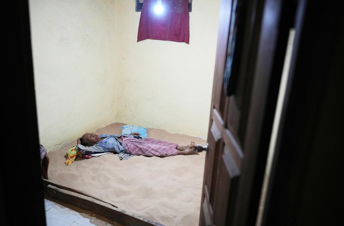 FOTO: Tidur di Atas Pasir,  Tradisi Aneh tapi Nyata dari Ujung Timur Madura