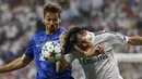 Fernando Llorente berebut bola dengan Gareth Bale (kanan). (Reuters / Paul Hanna)