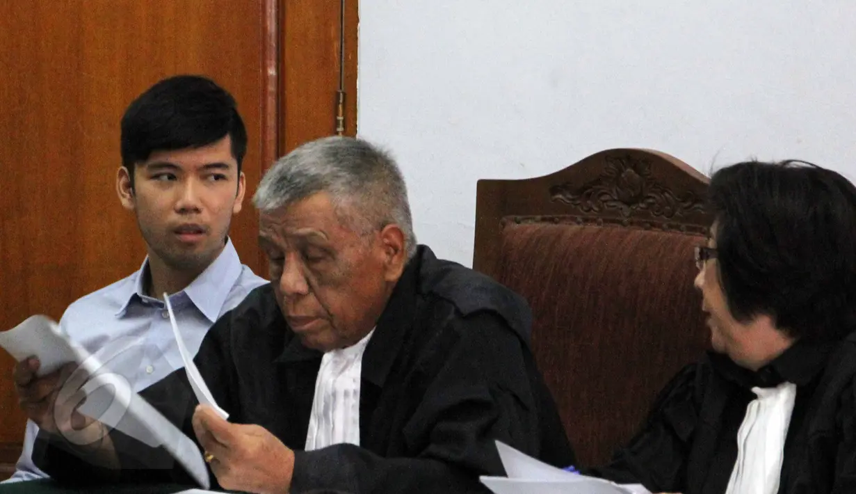 Christopher Daniel (kiri) berdiskusi dengan kuasa hukumnya di PN Jakarta Selatan, Jakarta, Kamis (4/6/2015). Agenda Sidang mendengarkan keterangan saksi dari pihak JPU dan menghadirkan rekan terdakwa sebagai saksi. (Liputan6.com/Helmi Afandi)