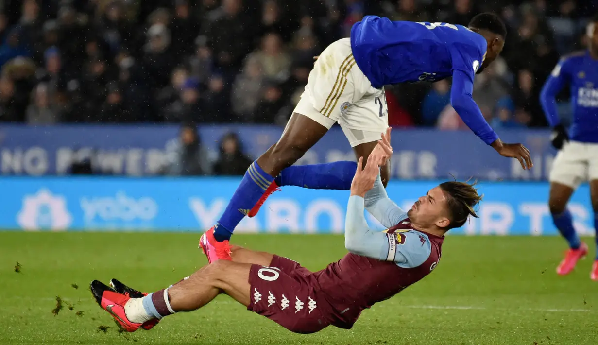 Gelandang Leicester City, Wilfred Ndidi dan pemain Aston Villa, Jack Grealish jatuh saat berebut bola pada lanjutan Liga Inggris di King Power Stadium, Selasa (10/3/2020) dinihari WIB. Leicester City menang telak empat gol tanpa balas. (AP /Rui Vieira)