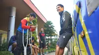 Mantan kapten Arema Cronus, Ahmad Bustomi ikut menyambut rekan setimnya di Bandara Abdulrachman Saleh, Malang, Jawa Timur, Selasa (5/4/2016). (Bola.com/Iwan Setiawan)