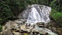 Dingin Pagi Sembari Menikmati Air Terjun Boroma yang Memukau di Kabgor foto: Uyan (Arfandi Ibrahim/Liputan6.com)