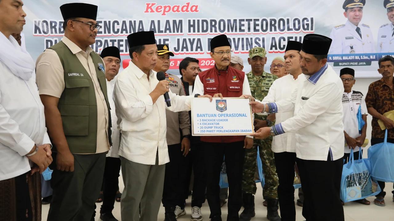 Mendagri dan Mensos Serahkan Bansos Tahap Pertama Hampir Rp900 Miliar kepada Masyarakat Terdampak Bencana