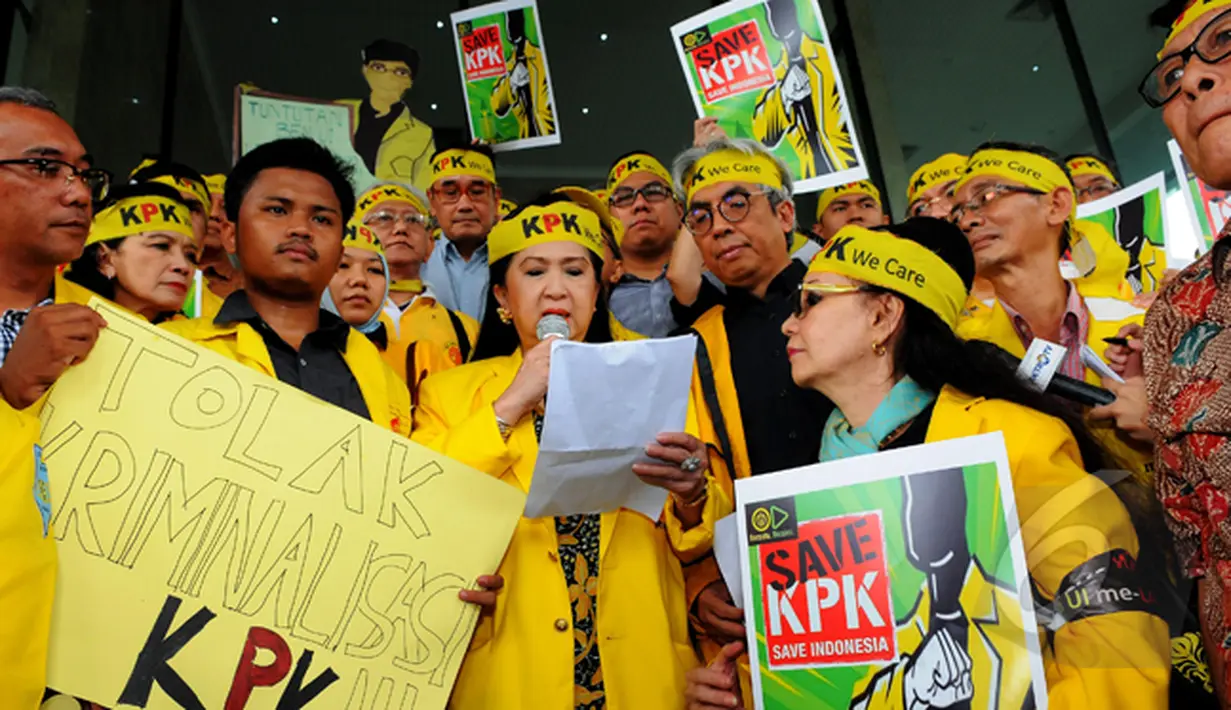 Salah satu perwakilan dari keluarga besar UI membacakan pernyataan sikap mendukung KPK saat aksi di KPK, Jakarta, Rabu (18/2/2015).(Liputan6.com/Faisal R Syam)