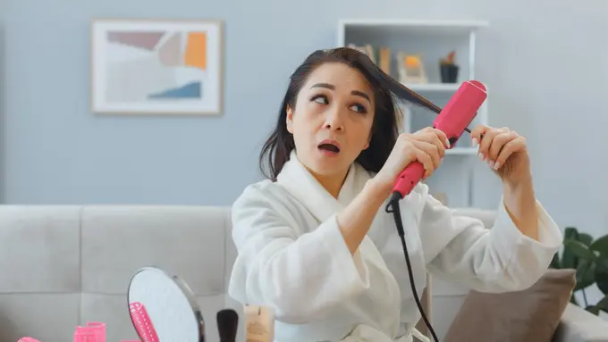 Tips Menata Gaya Rambut Tahan Lama untuk ke Kantor agar Tetap Rapi Seharian [Dok/freepik.com]