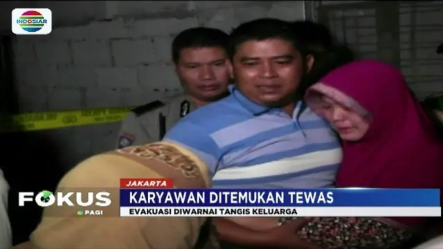Evakuasi jasad seorang pria yang tewas di mes tempatnya bekerja di kawasan Daan Mogot, Jakarta Barat, diwarnai isak tangis keluarga.