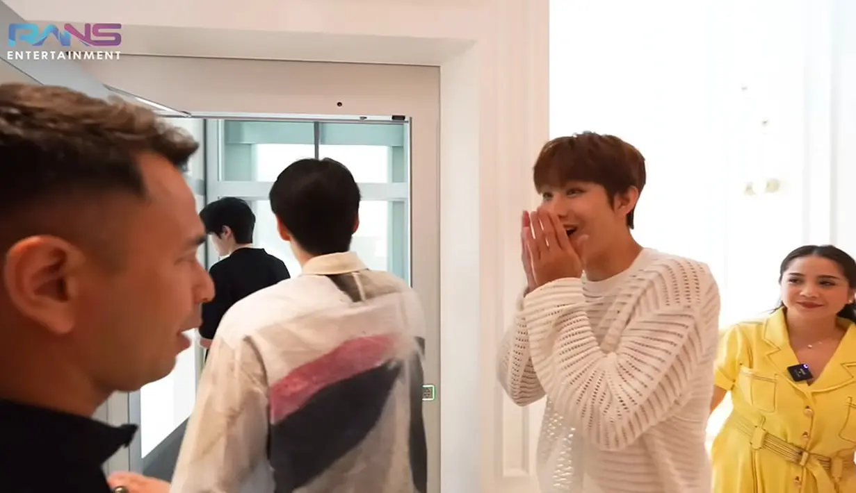 Raffi Ahmad dan Nagita Slavina mempersilahkan Doyoung, Jungwoo, Jaehyun naik lift di rumahnya untuk menuju ke lantai atas. Doyoung dan Jungwoo tampak takjub rumah tersebut memiliki lift. (Foto: YouTube Rans Entertainment)