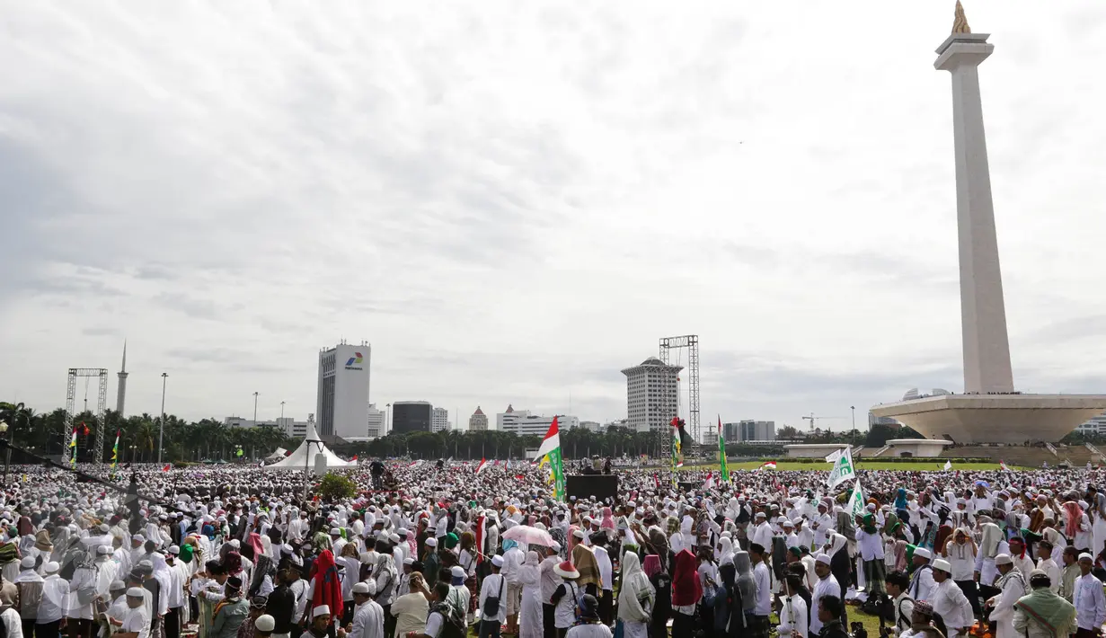 Massa demo 2 Desember memadati lapangan Monas, Jakarta, Jumat (2/12). Demo 2 Desember ini  digelar sebagai lanjutan dari aksi 4 November 2016. (Liputan6.com/Faizal Fanani)