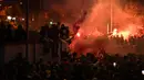 Fans Liverpool merayakan gelar juara Premier League di area Standion Anfield usai pertandingan Liverpool melawan Chelsea, Kamis (23/7/2020) dini hari WIB. Fans Liverpool tetap berdatangan ke area Stadion Anfield meski ada permintaan untuk merayakan di rumah. (AFP/Oli Scarff)