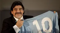 3. Diego Maradona (Napoli) - Pria Argentina ini bagaikan dewa bagi warga kota Naples, Italia. Torehan Gelar dan prestasi yang dipersembahkan membuat Napoli memensiunkan nomor punggung 10 pada tahun 2000 lalu. (AFP/Carlo Hermann)