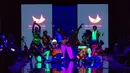 Pada pergelaran pembukaannya, Merdi mempersembahkan dua kategori koleksi istimewa: busana glow in the dark dan busana tradisional, seperti kebaya. [Dok/Merdi Sihombing].