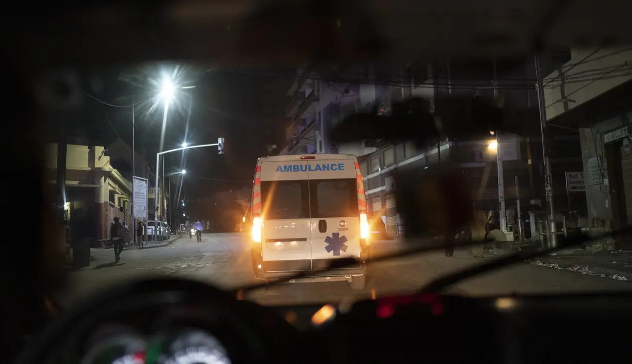 Mobile Emergency Care Service (SAMU) membawa pasien COVID-19 menuju rumah sakit di Dakar, Senegal, pada 5 Agustus 2021. Layanan ambulans di negara Afrika Barat, Senegal, mengatakan sekitar 90 persen panggilan mereka saat ini merespons pasien COVID-19 yang kesulitan bernapas. (AP Photo/Leo Correa)