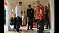 Wali Nangro Aceh Malik Mahmud (tengah) menunjukan tahun pembuatan Pendopo kepada Presiden Jokowi di Kantor Gubernur Aceh, Senin (9/3/2015). Kunjungan Presiden Joko Widodo untuk mengunjungi PT Pertamina Gas Arun. (Rumgapres/Agus Suparto)