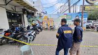 Polisi mencari senjata api yang diduga hilang milih anggota Polda Lampung Brigpol Arya Supena yang tewas ditembak komplotan pelaku curanmor. (Liputan6.com/Ardi Munthe)