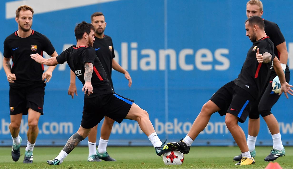 Lionel Messi (2kiri) berebut bola dengan Jordi Alba pada sesi latihan  di Sports Center FC Barcelona Joan Gamper, Sant Joan Despi (15/8/2017). Barcelona akan melawan Real Madrid pada leg kedua Piala Super Spanyol. (AFP/Lluis Gene)