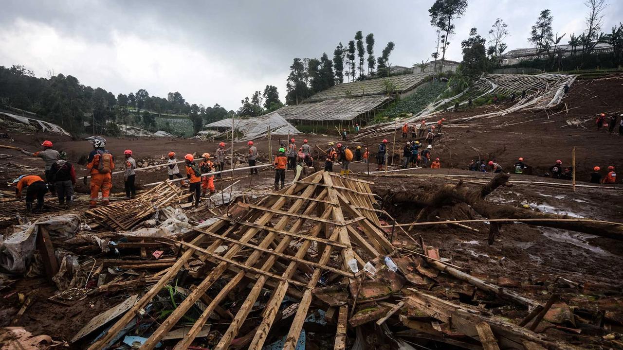 FOTO: Tim SAR Gabungan Intensifkan Pencarian Korban Longsor Pasirlangu