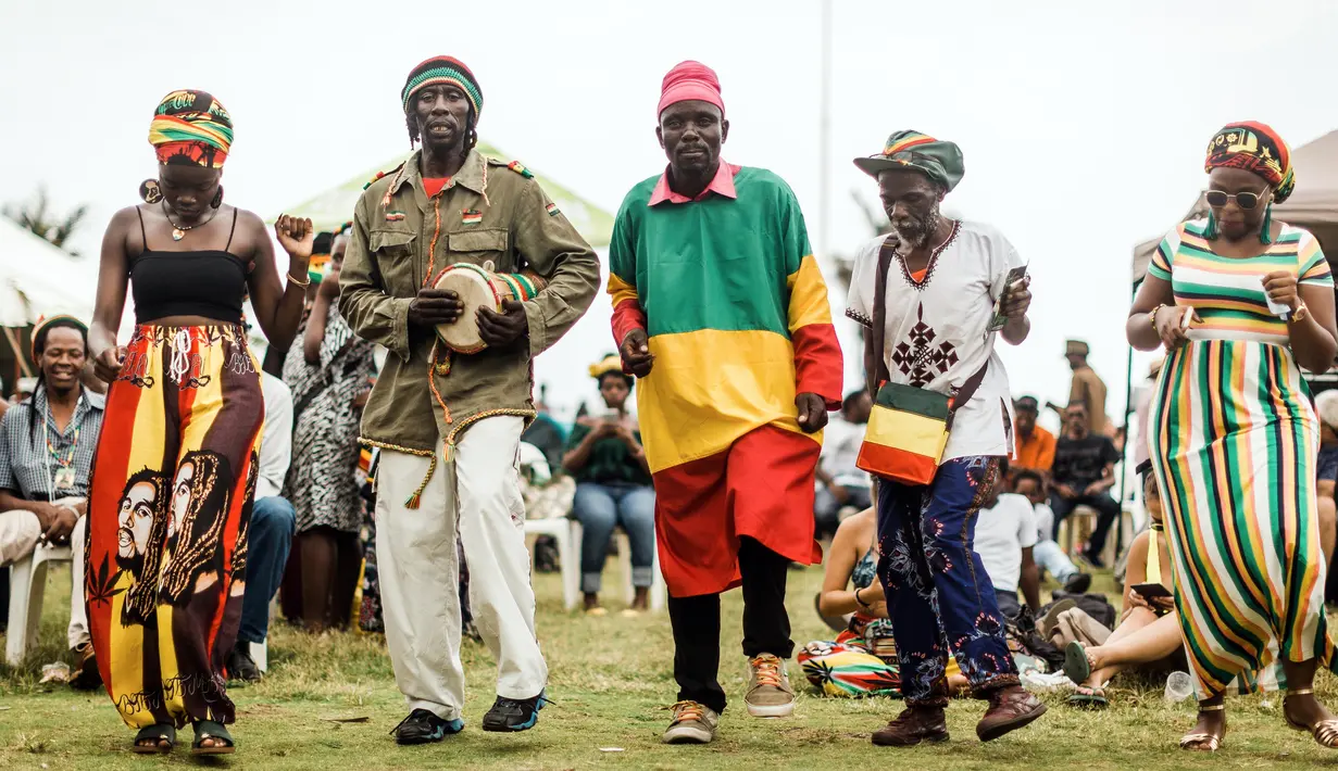 Penggemar musik reggae menari bersama saat memperingati ulang tahun Bob Marley dalam One Love Festival and Rasta Fair di North Beach Amphitheatre, Durban, Afrika Selatan, Minggu (3/2). (RAJESH JANTILAL/AFP)