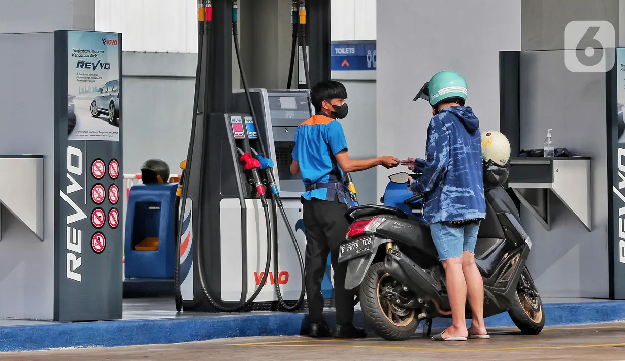 Pekerja melayani pengendara mengisi bahan bakar di SPBU Vivo di kawasan Jakarta, Minggu (4/9/2022). Dirjen Migas Kementerian Energi dan Sumber Daya Mineral (ESDM) mengatakan pihak Vivo akan segera menyesuaikan harga BBM murah di Indonesia. Sebelumya Vivo menjual  bahan bakar jenis Ron-89 dengan harga dibawah pertalite namun itu hanya untuk menghabiskan stok bahan bakar tersebut. (Liputan6.com/Angga Yuniar)