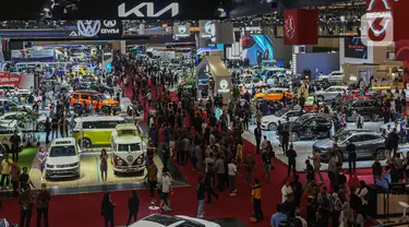 Pengunjung melihat produk mobil terbaru yang dipamerkan dalam ajang Gaikindo Indonesia International Auto Show (GIIAS) 2024 di Indonesia Convention Exhibition (ICE) BSD, Serpong, Kabupaten Tangerang, Banten, Kamis (18/7/2024). (Liputan6.com/Angga Yuniar)