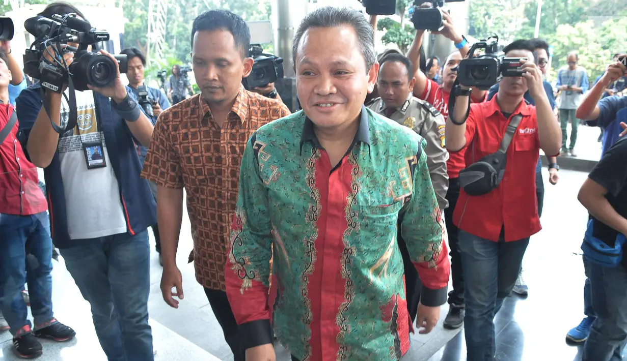 Politikus Partai Demokrat Khatibul Umam Wiranu tiba di gedung KPK, Jakarta, Jumat (7/7). Khatibul tiba lebih dulu dari politikus Partai Demokrat, Jafar Hafsah sekitar pukul 10.49 WIB dan langsung masuk ke dalam gedung. (Liputan6.com/Helmi Afandi)