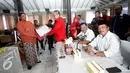 Ketua KPU Kota Yogyakarta, Wawan Budiyanto (kiri) menerima berkas pendaftaran pasangan calon walikota dan wakil walikota Yogyakarta Imam Priyono-Ahmad Fadli di KPUD kota Yogyakarta, Rabu (21/9). (Liputan6.com/Boy Harjanto)