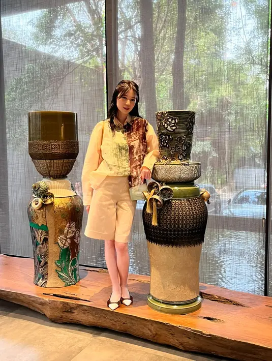 Laura Basuki tampak mengaggumi salah satu karya kolaborasi BIYAN dan GAYA Ceramic. Berawal dari material yang tertinggal, porselen yang tidak berakhir sesuai rencana, kain yang tak pernah menjadi bagian dari busana akhir. / Foto dok: Fimela.
