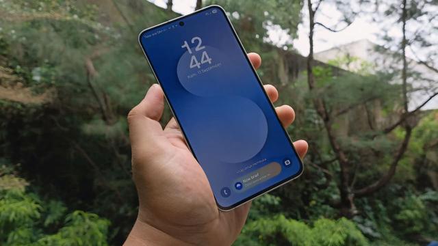 Hands-on panorama (layar) Samsung Galaxy S25 FE.