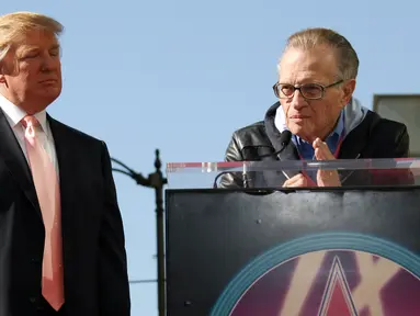 Foto file 16 Januari 2007, pembawa acara "Larry King Live" CNN, Larry King (kanan), menyampaikan pidato saat miliuner AS Donald Trump dianugerahi bintang ke-2.327 di Hollywood Walk of Fame di Hollywood.  Presenter TV dan radio ikonik Larry King meninggal pada 23 Januari 2021. (AFP/Gabriel Bouys)