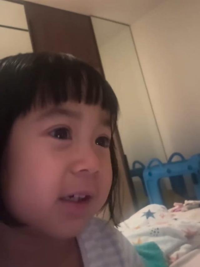 Potret Rayyanza yang cemburu dengan Baby Lily (Sumber: Instagram/@raffinagita1717)